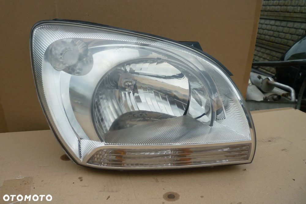 lampa prawa Kia Sportage II - 2