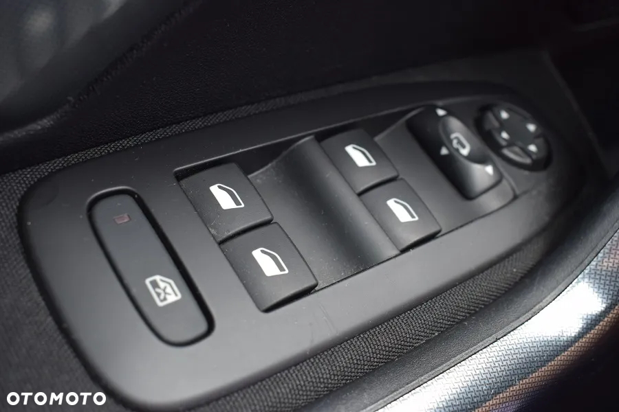 Peugeot 2008 1.2 Pure Tech Allure S&S - 22
