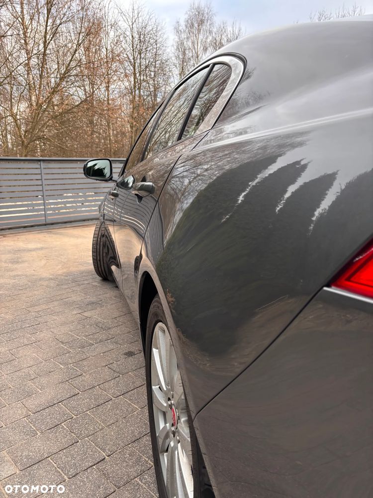 Jaguar XE 2.0 D Portfolio - 20