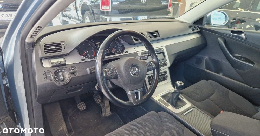 Volkswagen Passat - 12
