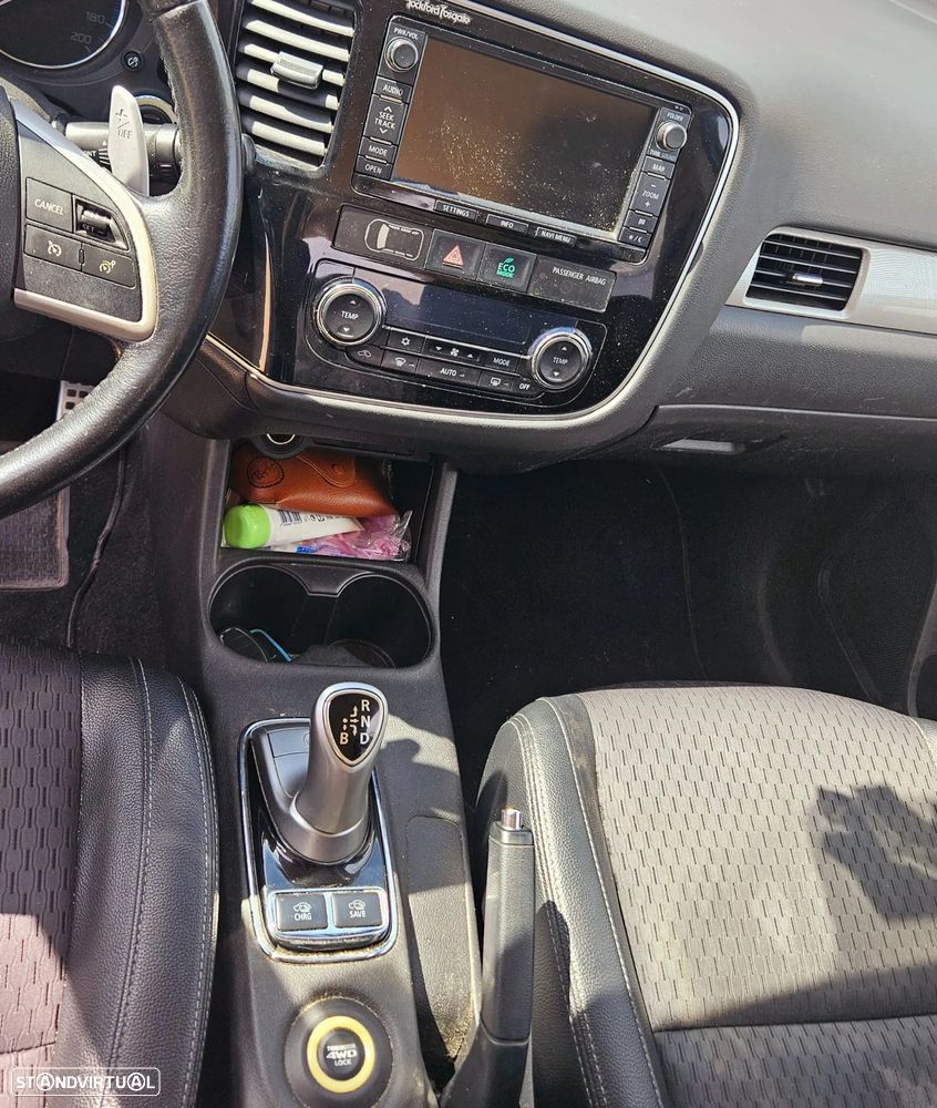 Mitsubishi Outlander 2.0 Instyle Navi - 8
