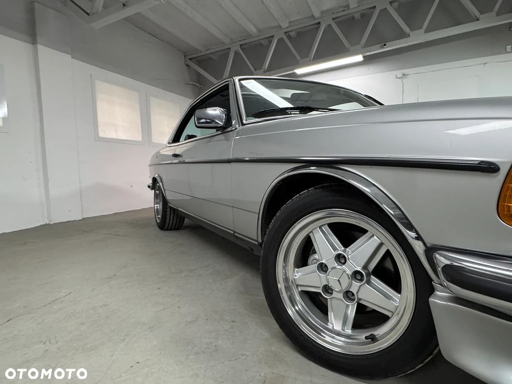 Mercedes-Benz W123 - 17