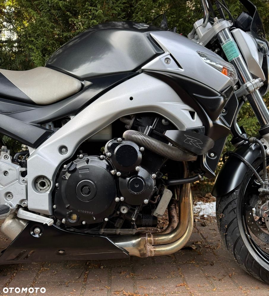 Suzuki GSR - 4