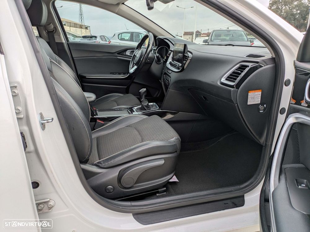 Kia Ceed SW 1.6 CRDi MHEV Drive+SRF - 32