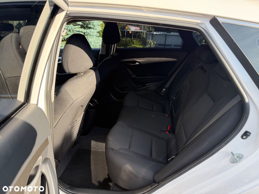 Hyundai i40 Kombi blue 1.6 Family - 16