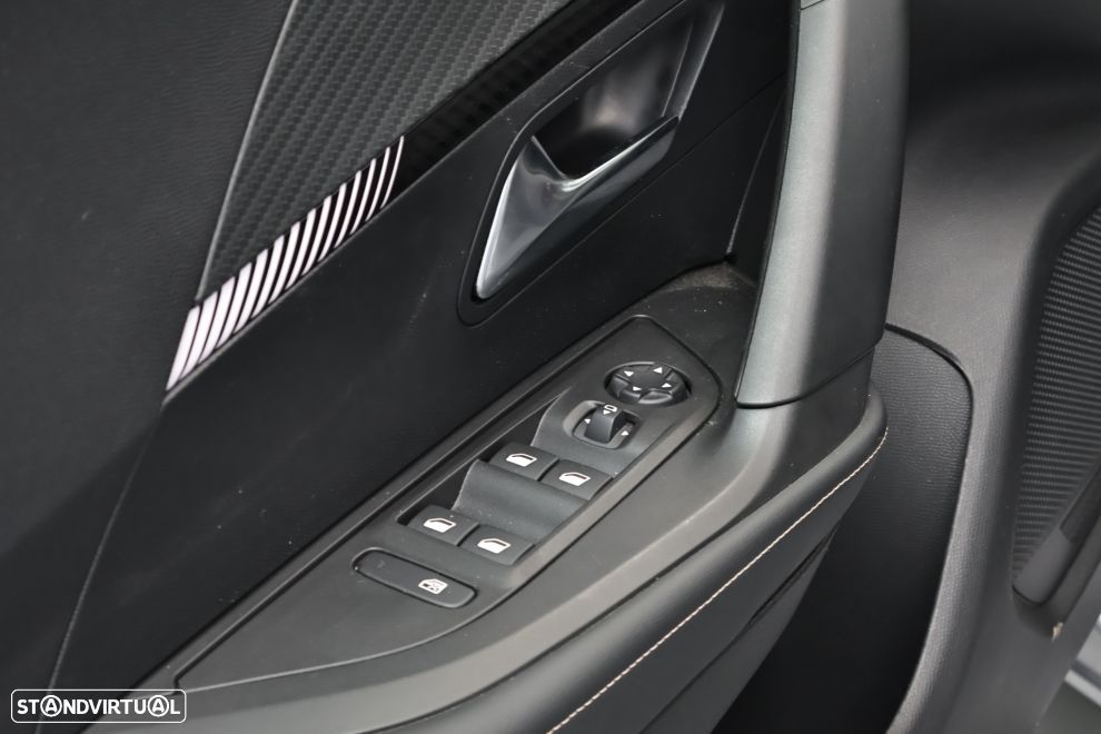 Peugeot 2008 1.2 PureTech Allure - 21