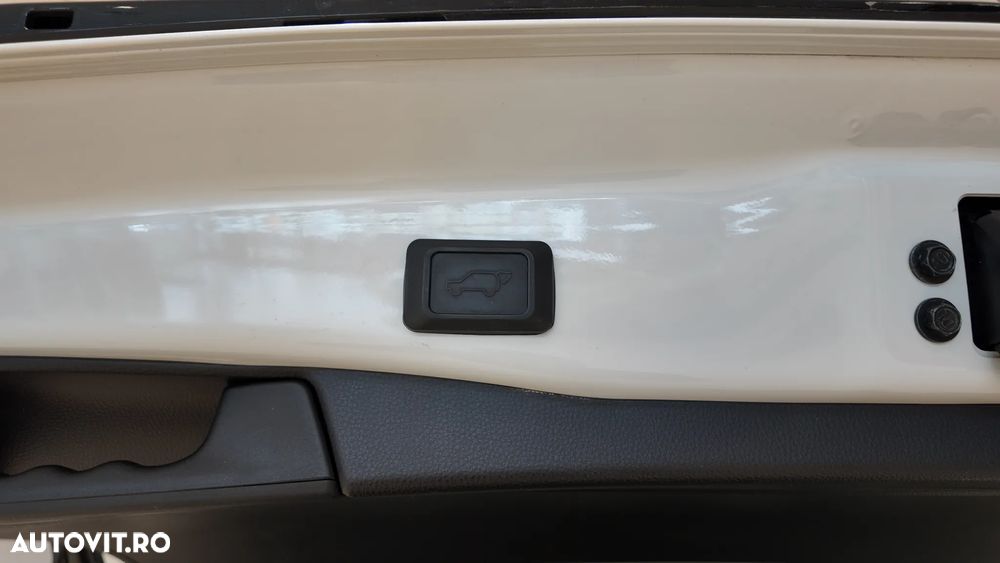 Toyota RAV4 2.5 PHEV VVT-iE 4x4 Style Bi-Tone - 37