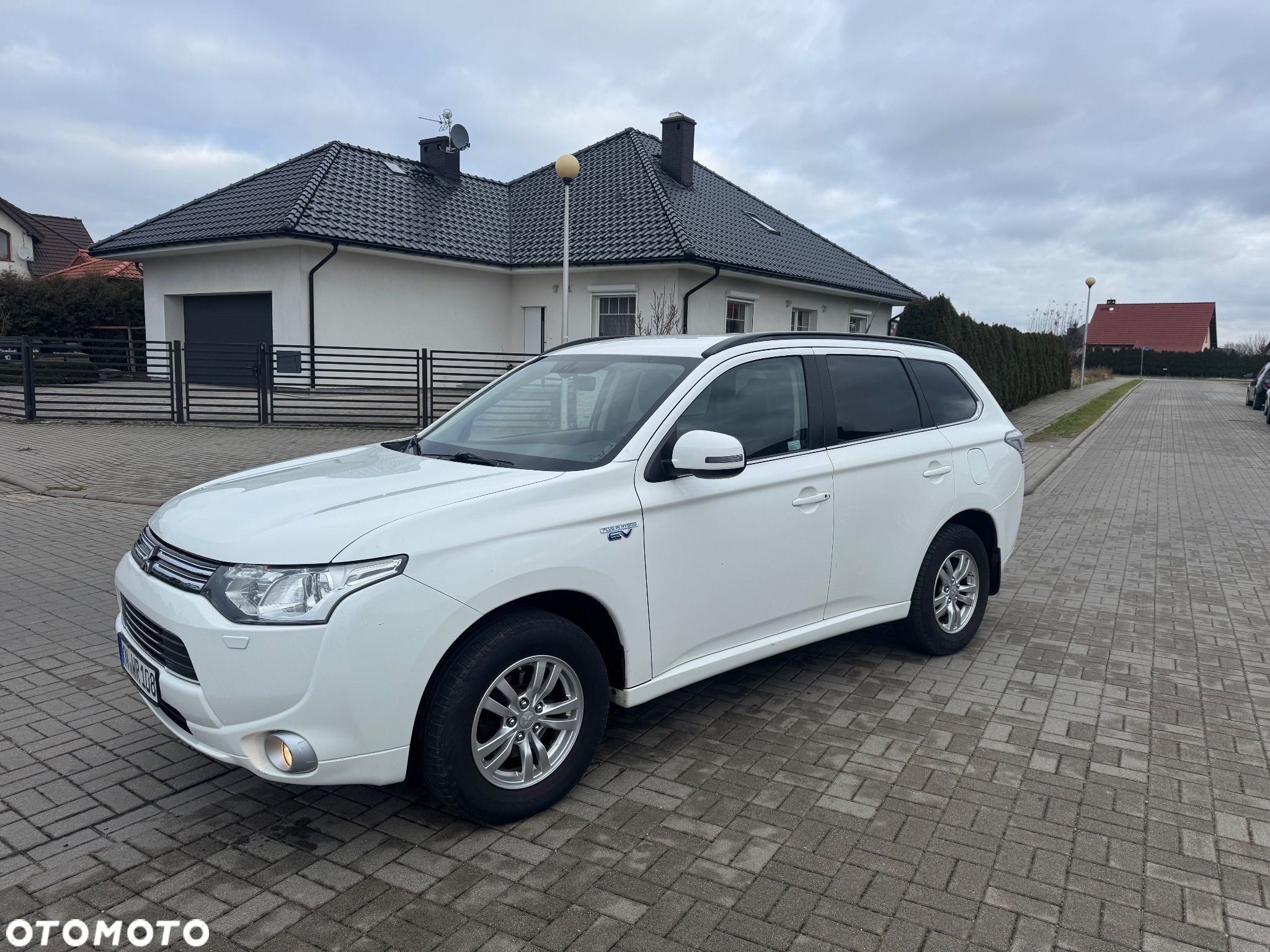 Mitsubishi Outlander 2.0 4WD Plug-In Hybrid - 1