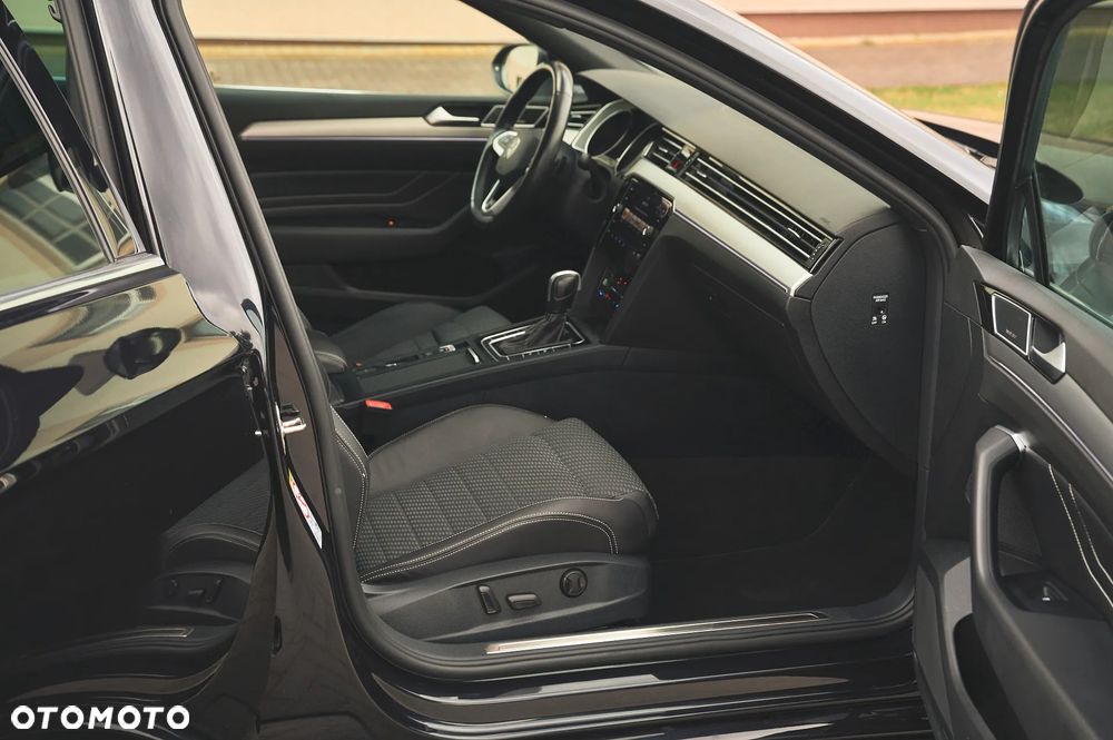 Volkswagen Passat Variant 2.0 TDI SCR DSG R-Line - 19