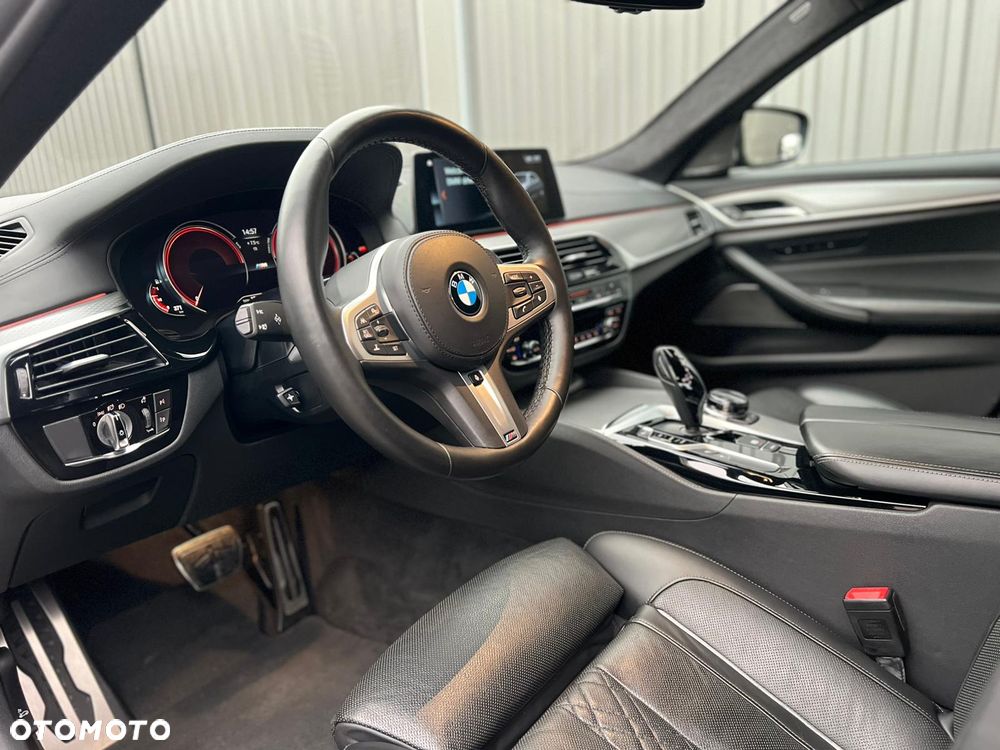 BMW Seria 5 M550i xDrive - 13