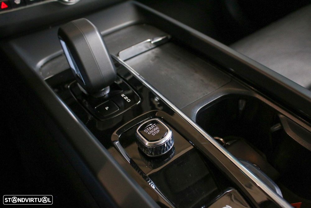 Volvo XC 60 2.0 T6 PHEV Plus Dark AWD — fotografia 29