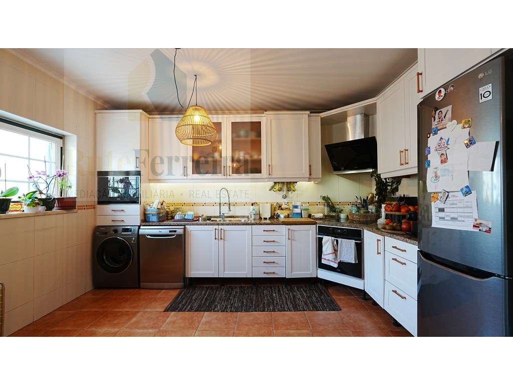 Moradia T3 localizada em São Pedro da Cadeira com jardim - Grande imagem: 3/35