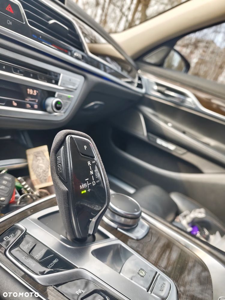 BMW Seria 7 750Li xDrive - 28