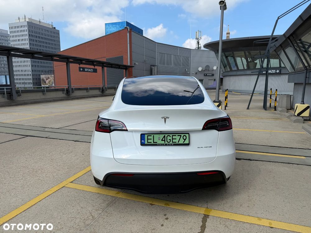 Tesla Model Y - 8
