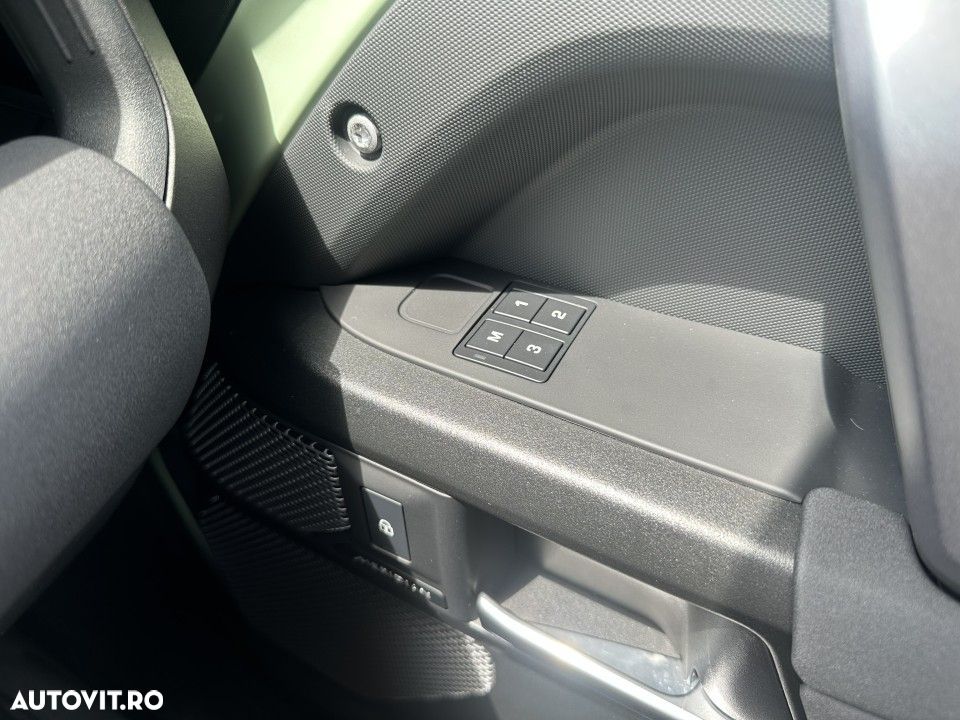 Land Rover Defender - 24