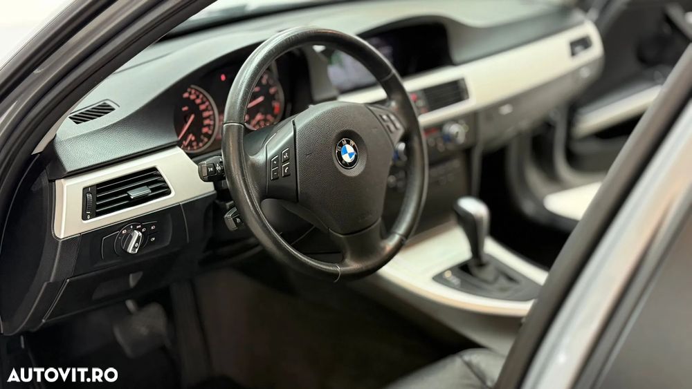 BMW Seria 3 320i Touring Aut. - 6