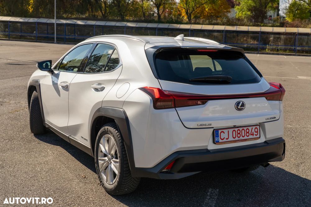 Lexus UX 250h Business Edition - 3