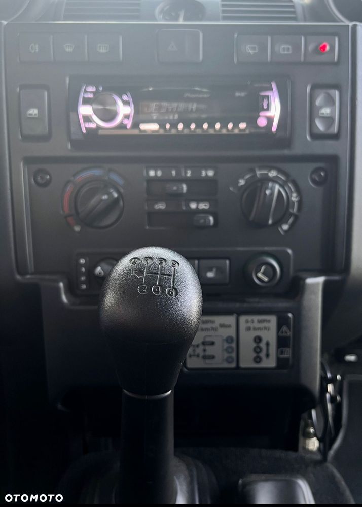 Land Rover Defender - 13