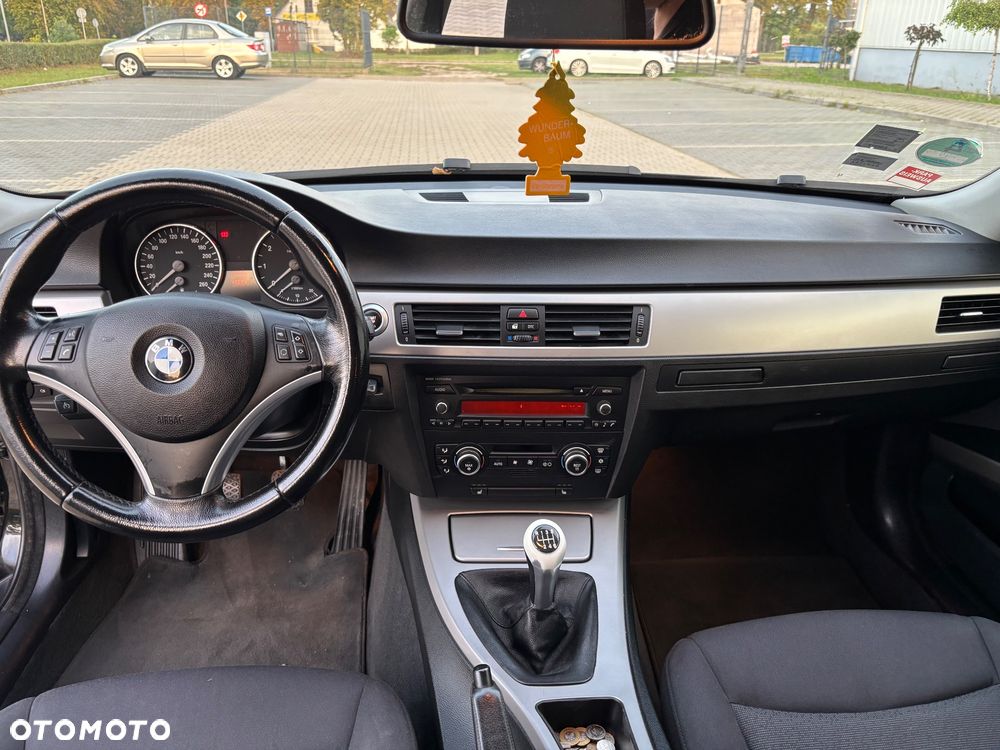 BMW Seria 3 318i Touring - 29