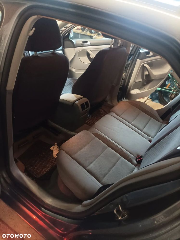 Volkswagen Jetta 2.0 TDI Sportline - 8