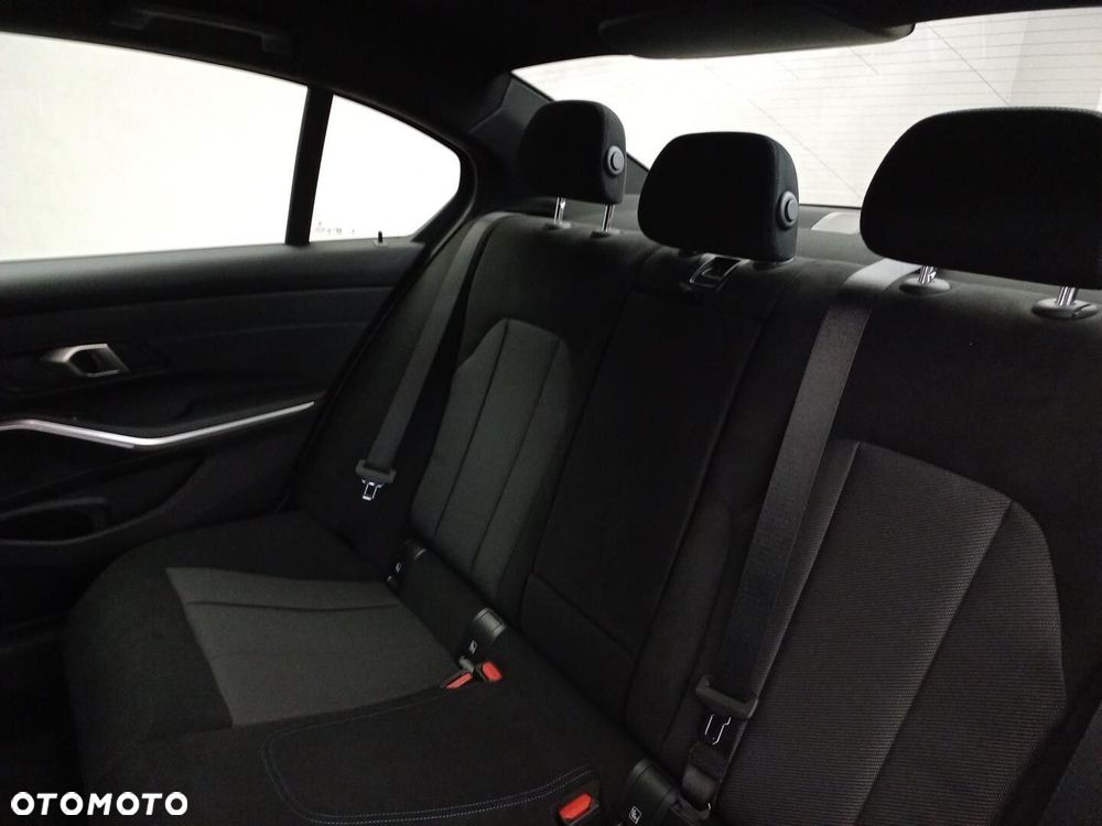 BMW Seria 3 318i M Sport - 18