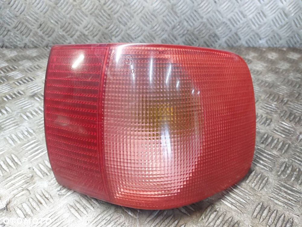 LAMPA PRAWY TYŁ W BŁOTNIK AUDI 80 B4 SEDAN 8A0945096D - 1
