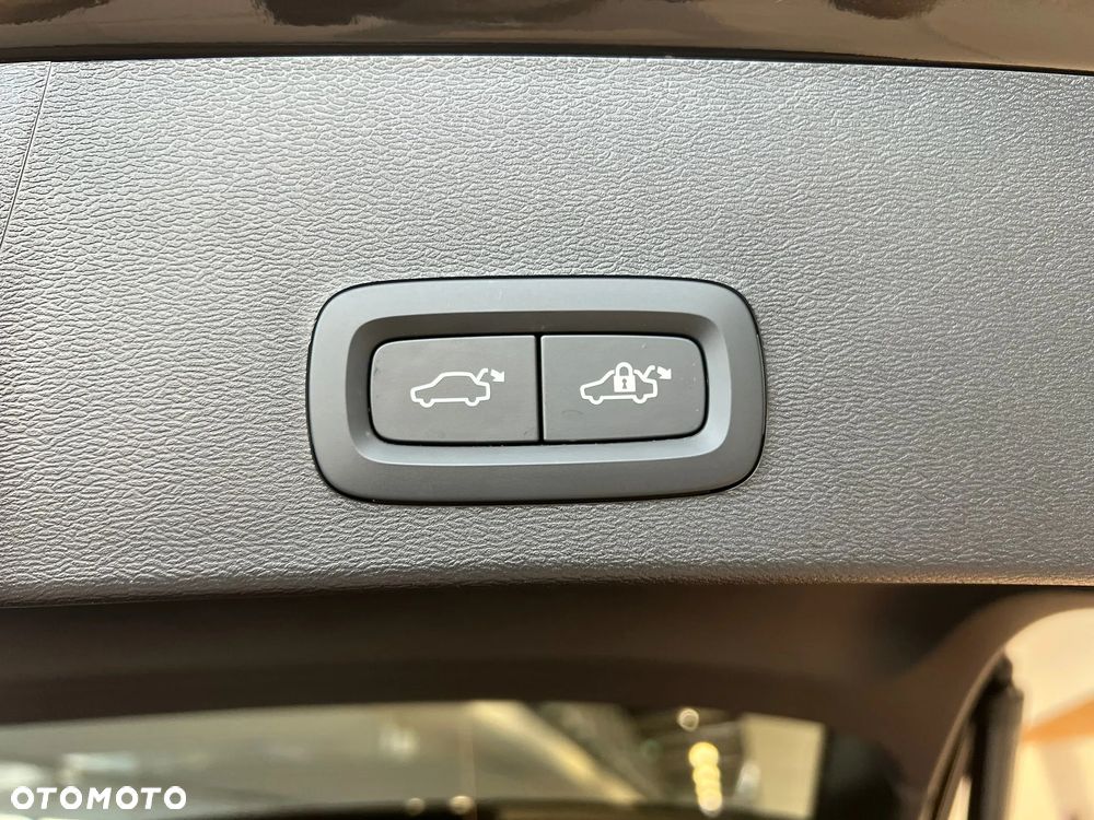 Volvo XC 40 B4 B DKG Ultra Black Edition - 16