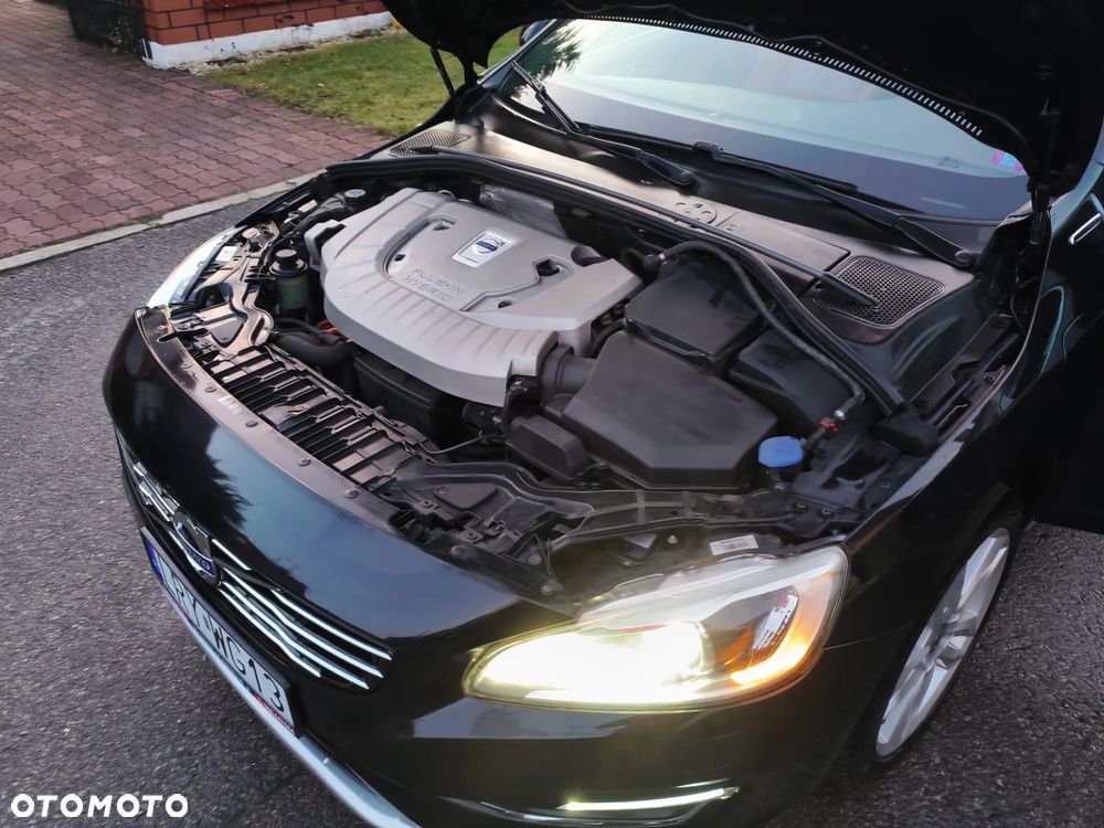Volvo V60 D6 AWD Plug-in Hybrid R-Design Momentum - 29