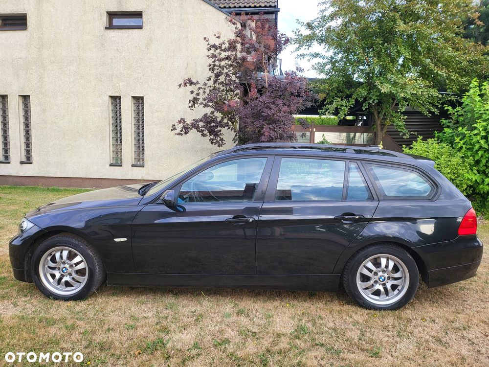 BMW Seria 3 318i Touring - 23