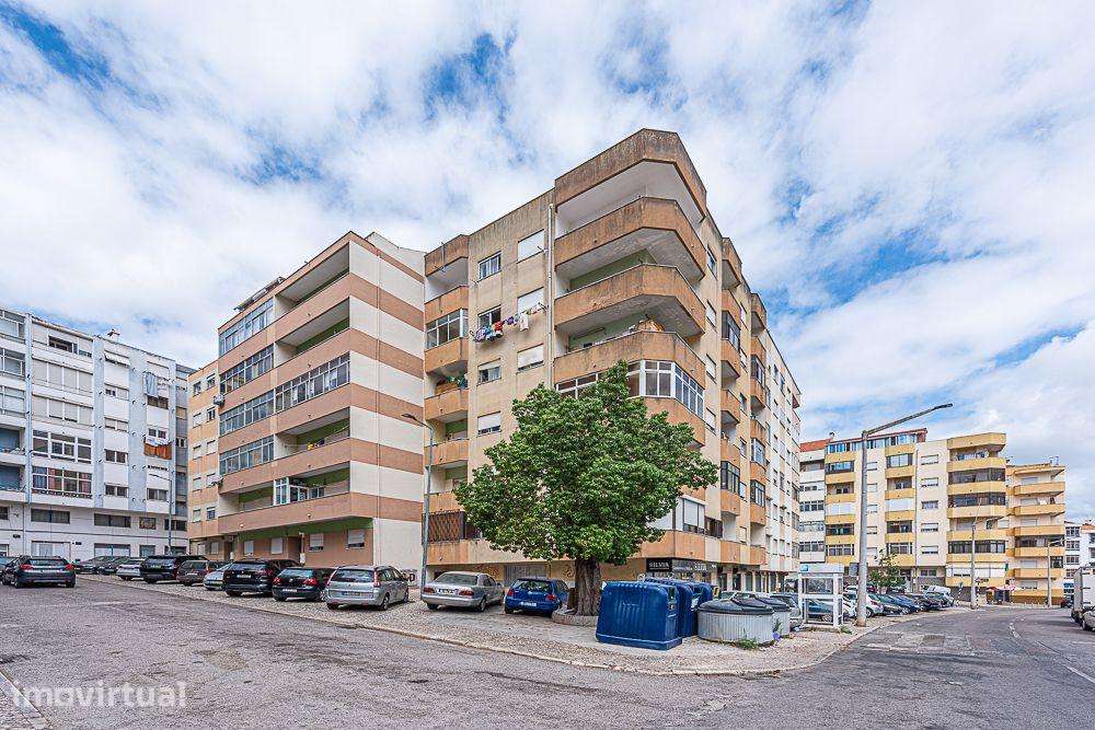 Apartamento T2 para Recuperação em Amora, Seixal