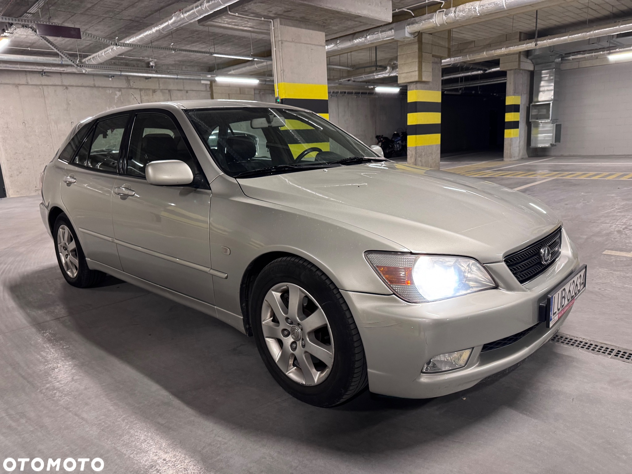 Lexus IS 200 SportCross - 15