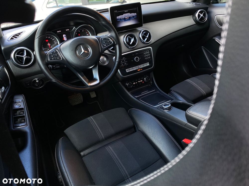 Mercedes-Benz GLA 200 7G-DCT Urban - 30