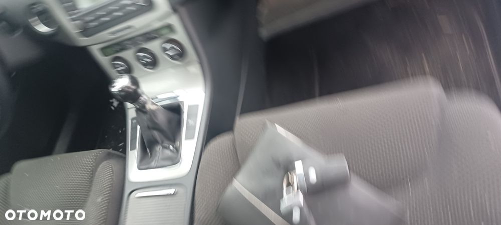 Volkswagen Passat 1.6 FSI Comfortline - 13