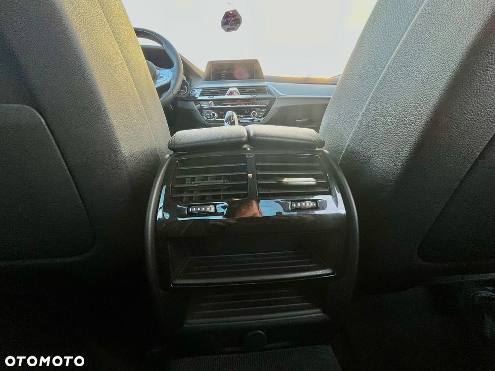 BMW Seria 5 518d - 26