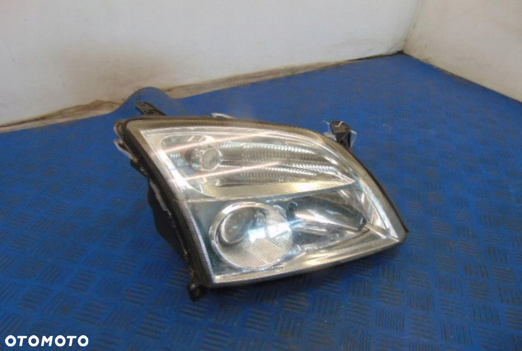 OPEL VECTRA C SEDAN REFLEKTOR PRAWY STAN WIDOCZNY NA ZDJĘCIU - 3