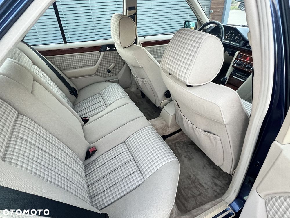 Mercedes-Benz Klasa E 260 - 23