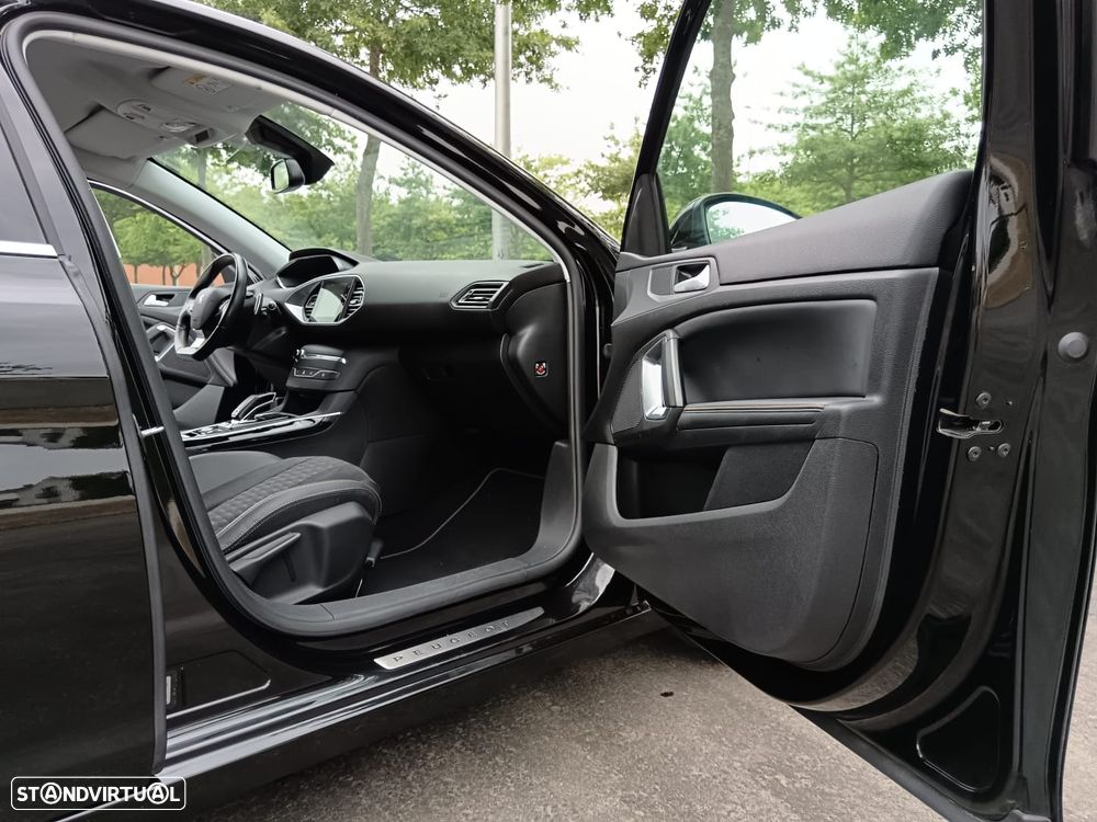 Peugeot 308 1.2 PureTech S&S Road Trip EAT8 - 17