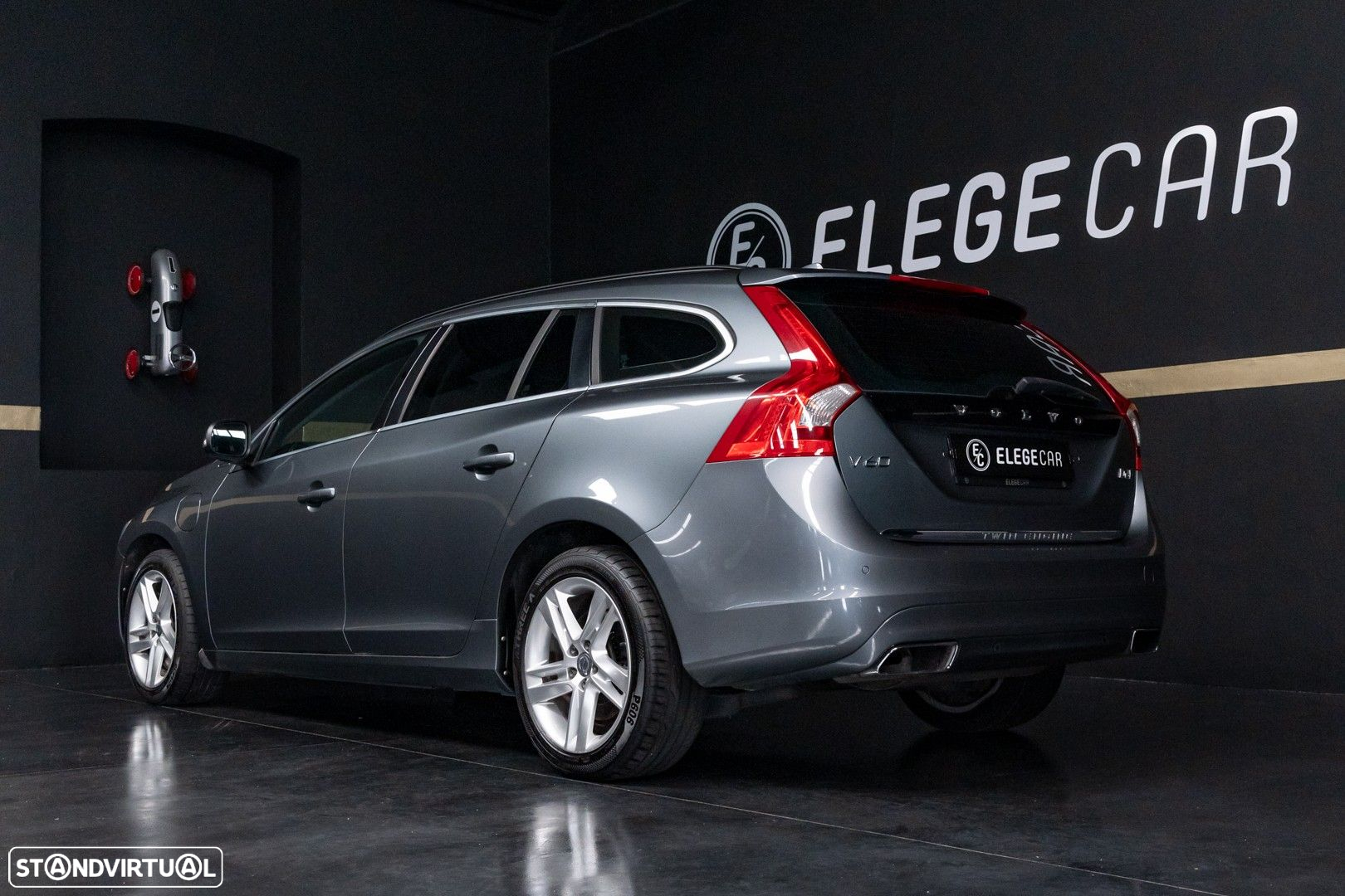 Volvo V60 2.4 D6 Momentum AWD Phev - 9