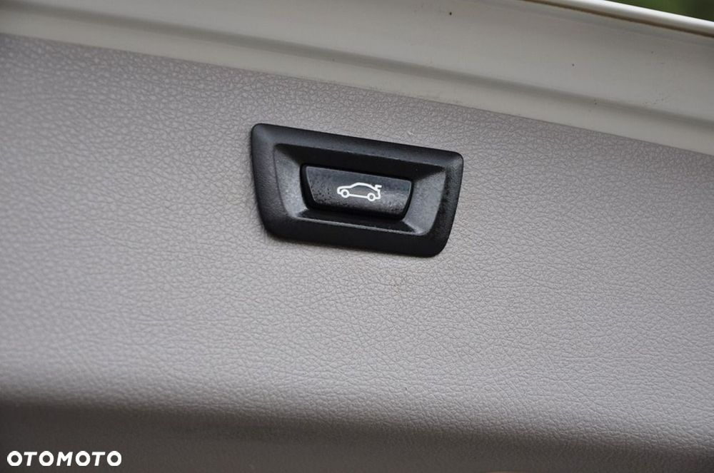 BMW Seria 3 330d xDrive Blue Performance Luxury Line - 28