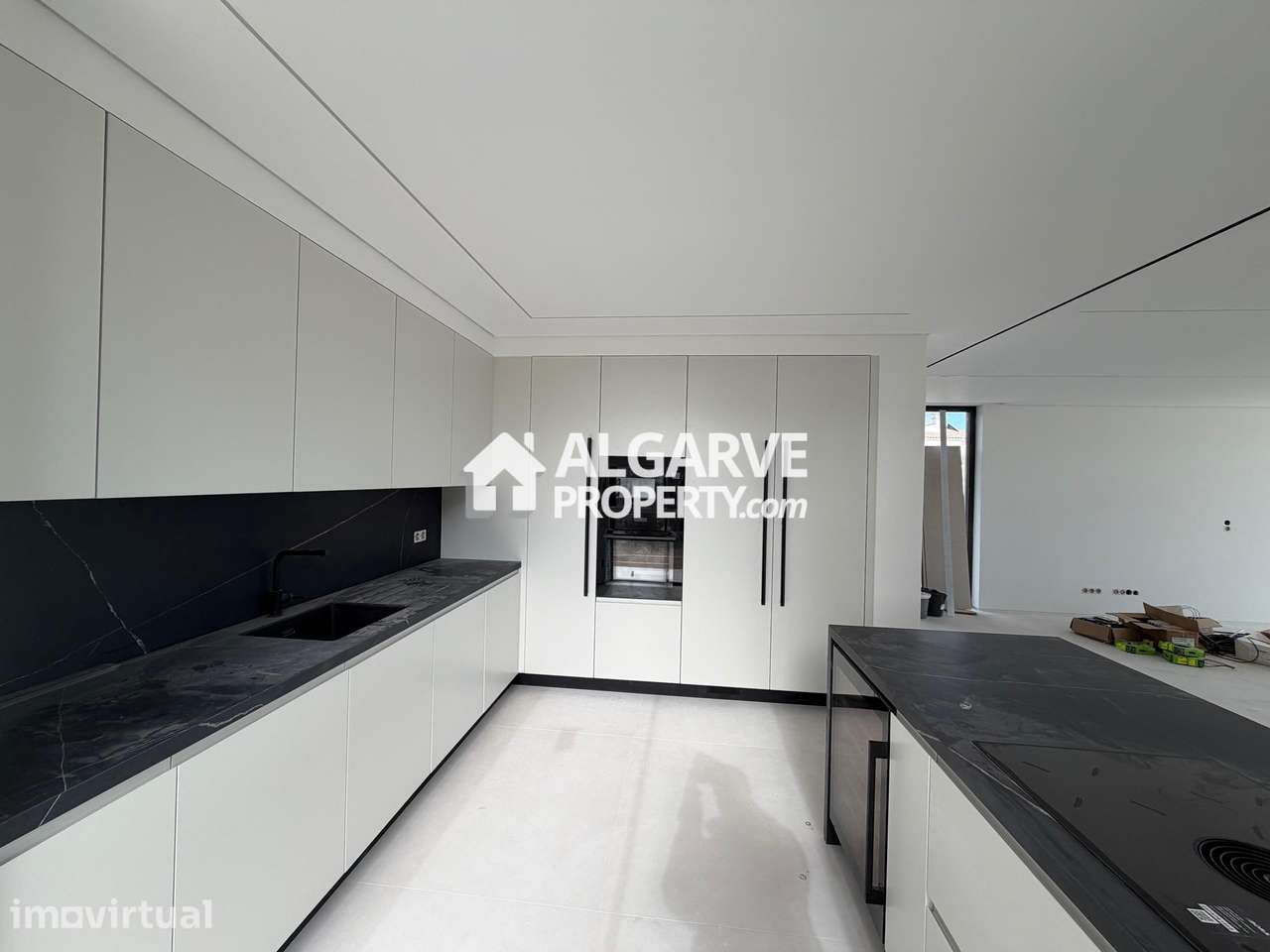 Moradia V4 de estilo contemporâneo com vista mar junto da Vila Sol, Al - Grande imagem: 4/30