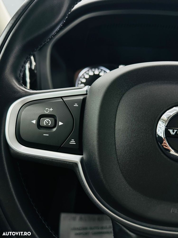Volvo XC 60 B4 MHEV AT8 FWD Momentum Pro - 32