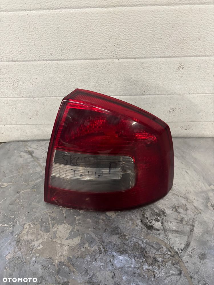 SKODA OCTAVIA II 2 SEDAN LAMPA PRAWY TYL TYLNA - 2