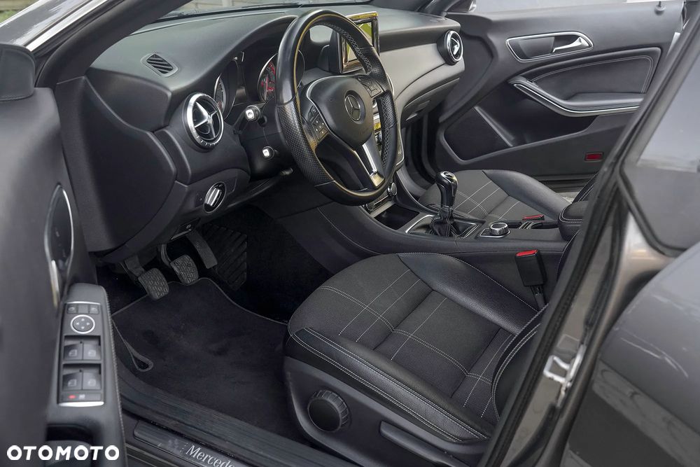 Mercedes-Benz CLA 180 AMG Line - 15