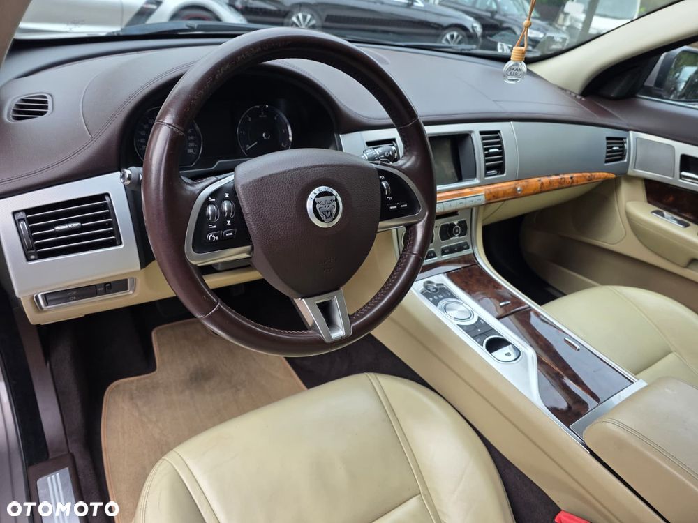 Jaguar XF 3.0 V6 D Luxury - 9