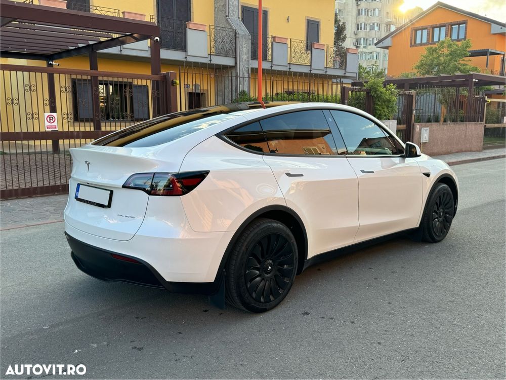 Tesla Model Y - 4