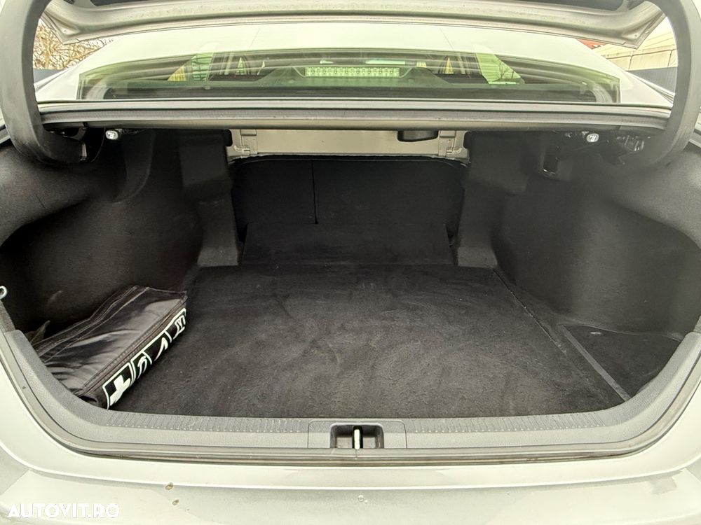 Toyota Camry Luxury - 36