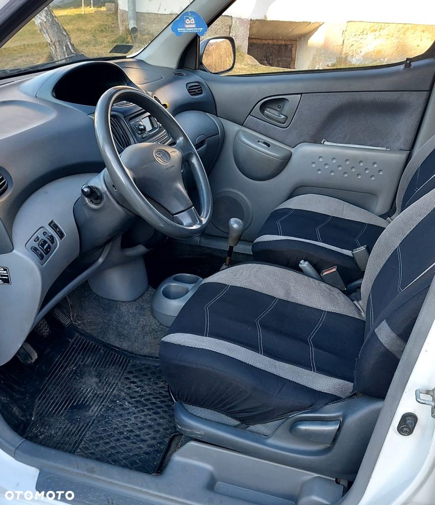 Toyota Yaris Verso 1.4 D-4D Sol - 8