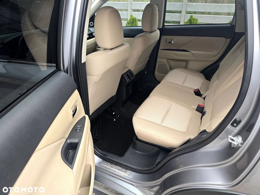 Mitsubishi Outlander 2.0 Instyle + 4WD CVT - 23