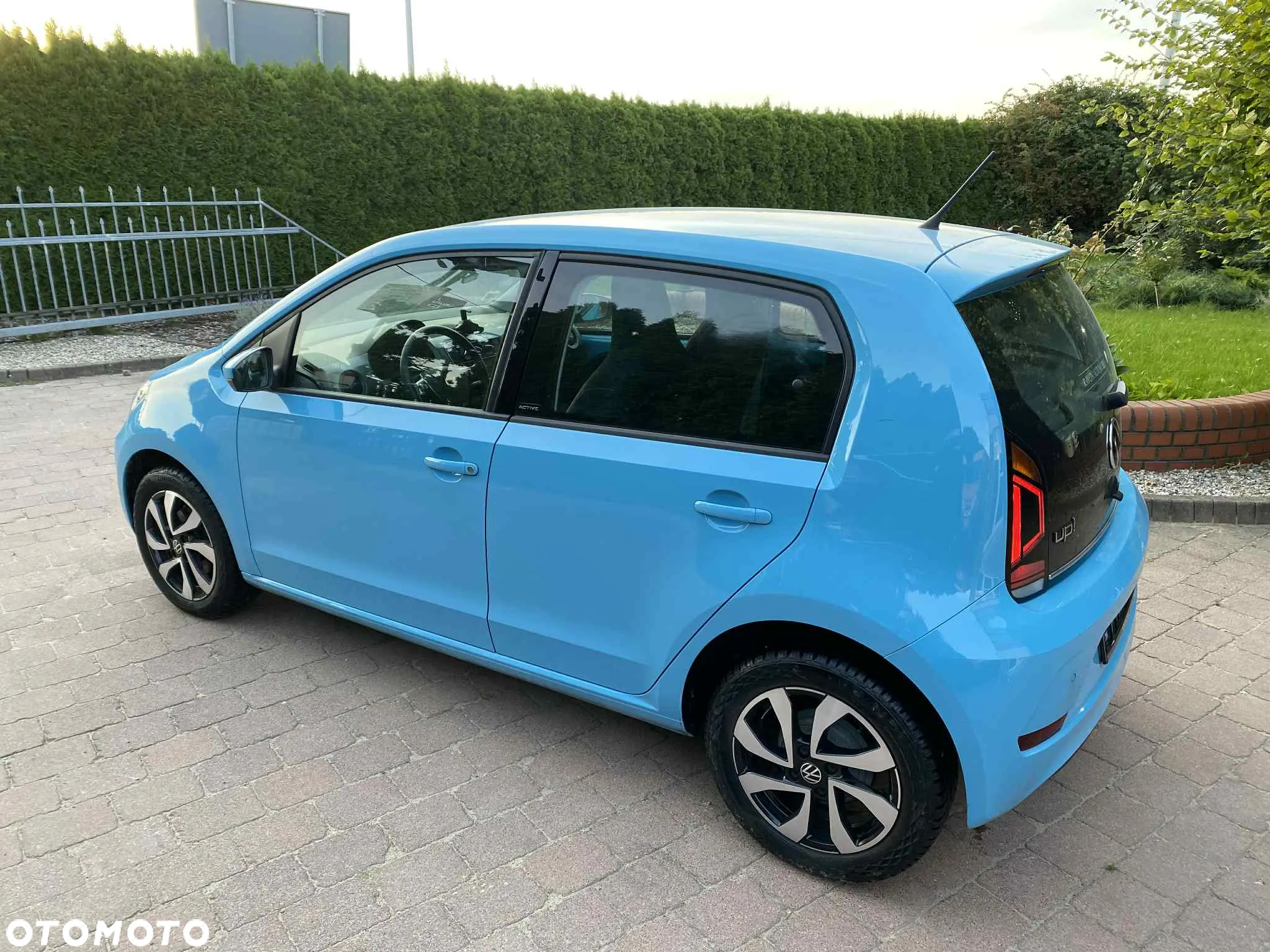 Volkswagen up! Active - 6
