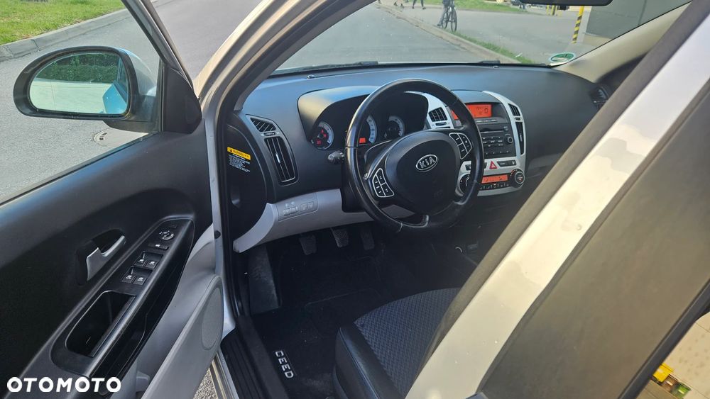 Kia Ceed - 31